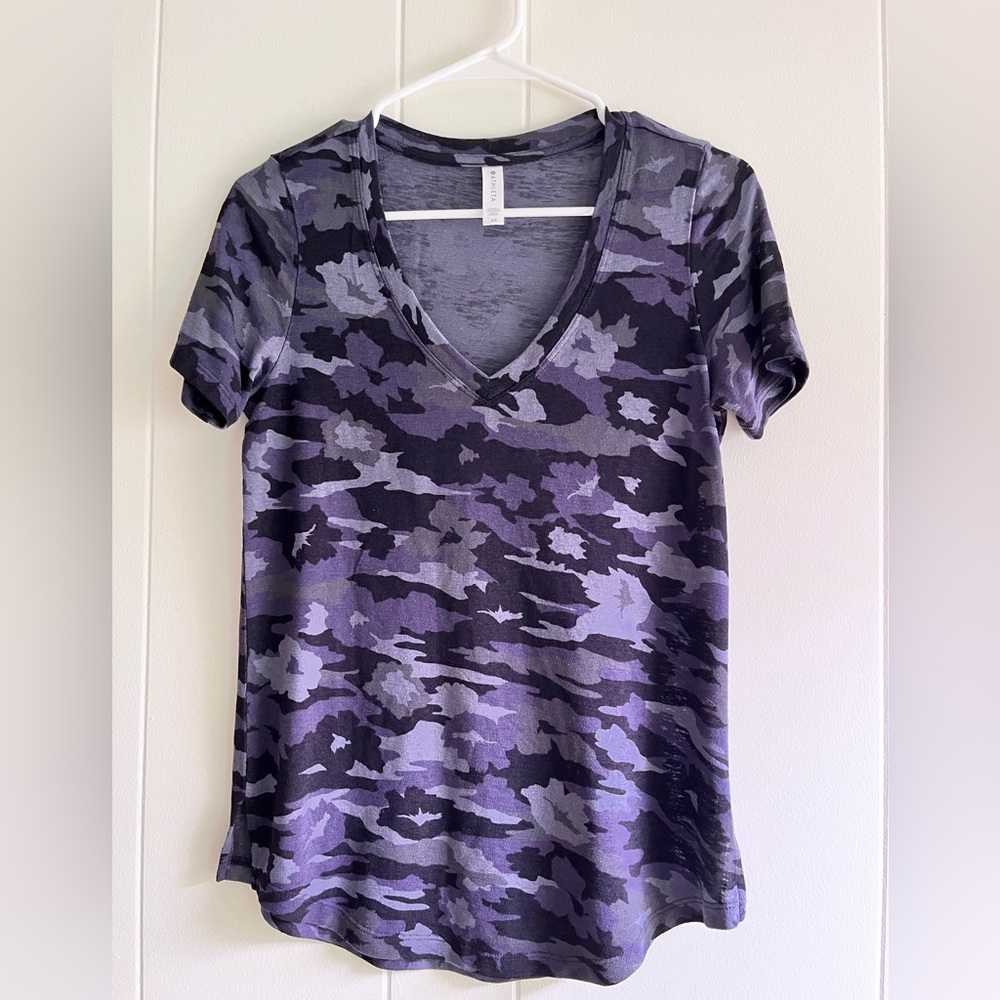 Women’s Athleta breezy v neck t-shirt, size XS, gray camo print